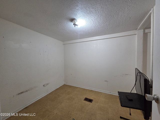 2517 N 9th Street, Ocean Springs, MS 39564