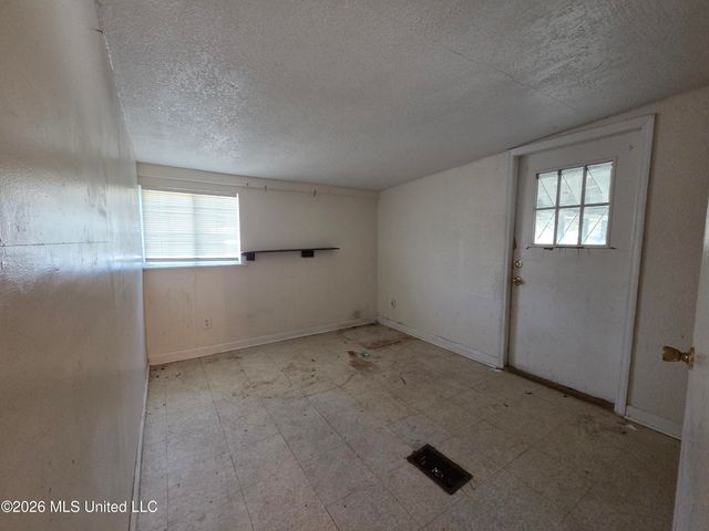 2517 N 9th Street, Ocean Springs, MS 39564