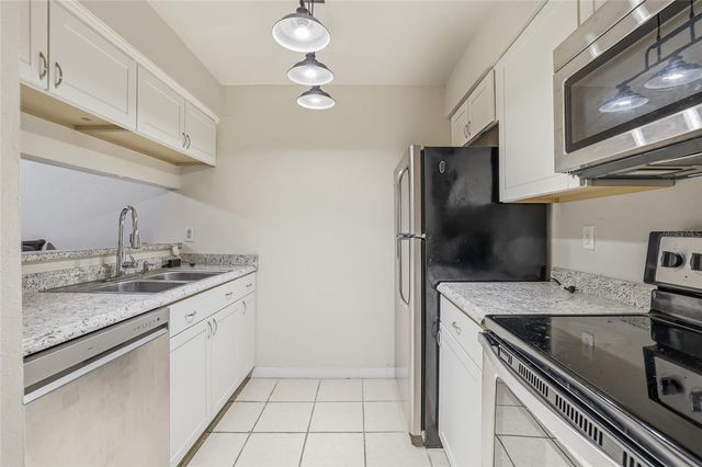 4004 NESTLE OAKS PLACE 203, Tampa, FL 33613