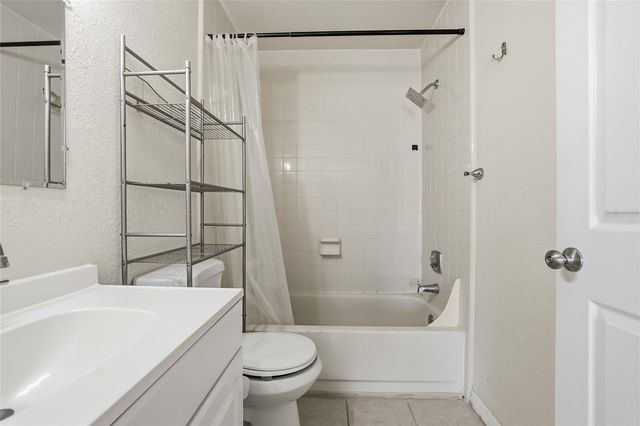 4004 NESTLE OAKS PLACE 203, Tampa, FL 33613