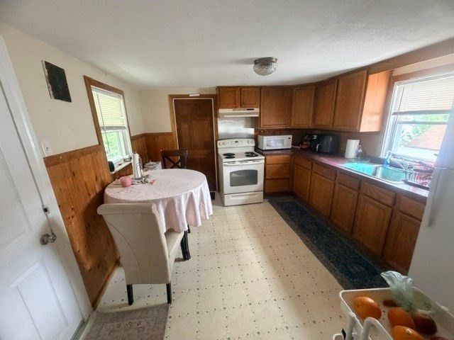 56 Harrison St, Leominster, MA 01453