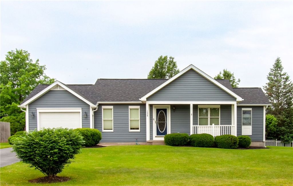 1228 Holland Dr, Farmington, NY 14425