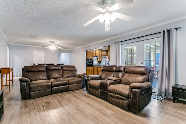 1904 Windlea Drive, Euless, TX 76040