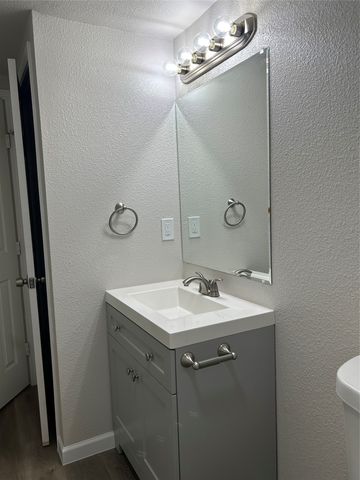 407 N Justin Avenue B, Dallas, TX 75211