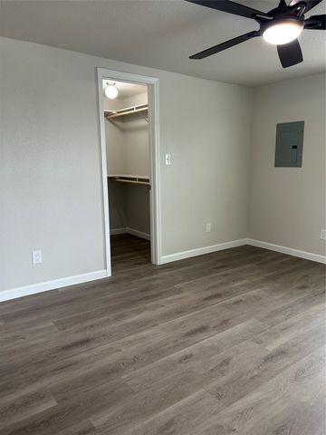 407 N Justin Avenue B, Dallas, TX 75211