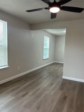 407 N Justin Avenue B, Dallas, TX 75211