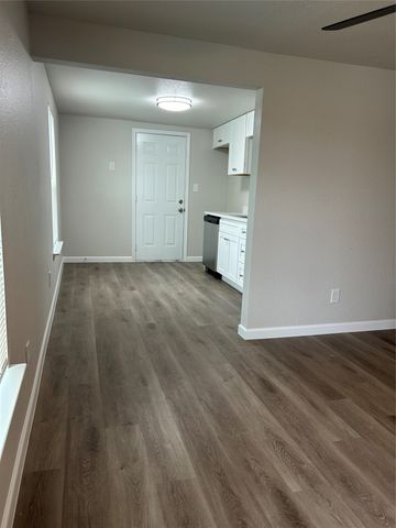 407 N Justin Avenue B, Dallas, TX 75211