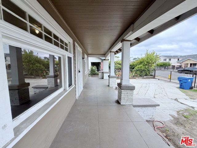 860 W 56th Street, Los Angeles, CA 90037
