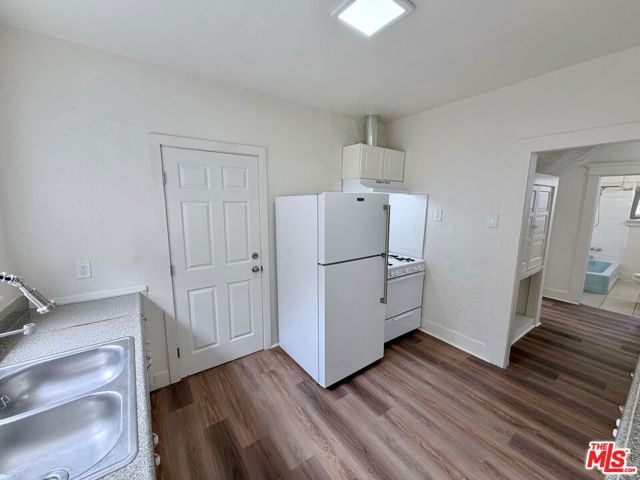 860 W 56th Street, Los Angeles, CA 90037