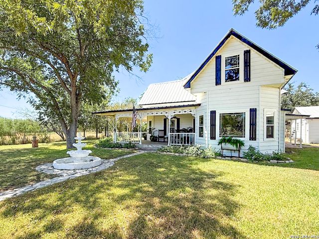 901 ZIG ZAG AVE, Devine, TX 78016