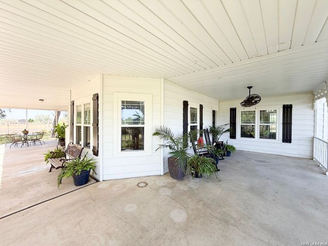 901 ZIG ZAG AVE, Devine, TX 78016