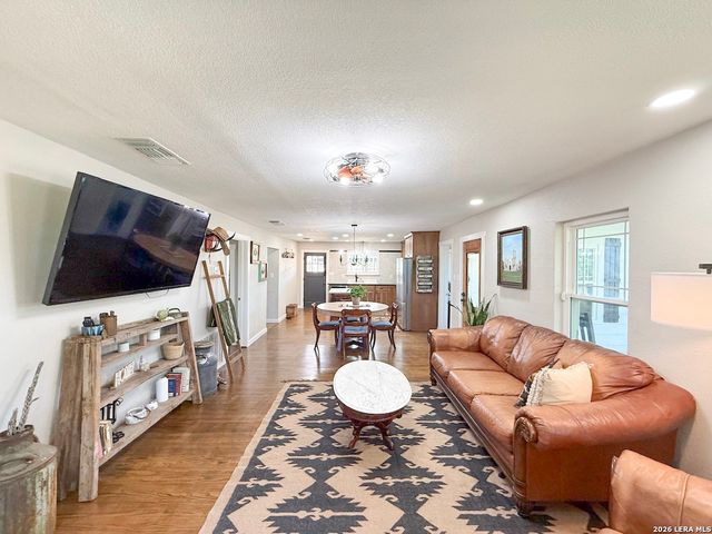 901 ZIG ZAG AVE, Devine, TX 78016