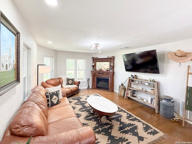 901 ZIG ZAG AVE, Devine, TX 78016