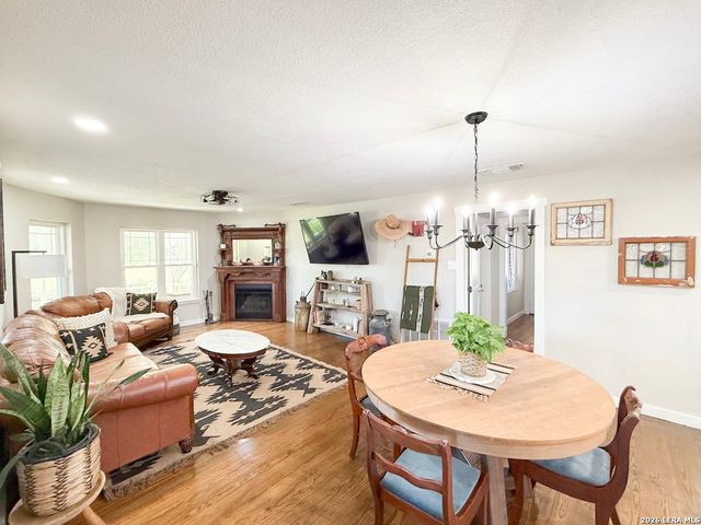 901 ZIG ZAG AVE, Devine, TX 78016