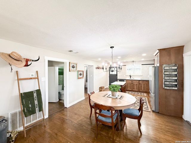 901 ZIG ZAG AVE, Devine, TX 78016
