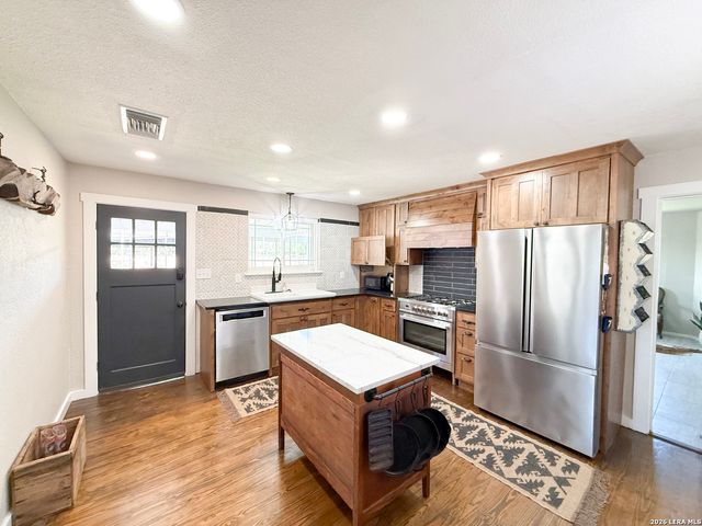 901 ZIG ZAG AVE, Devine, TX 78016