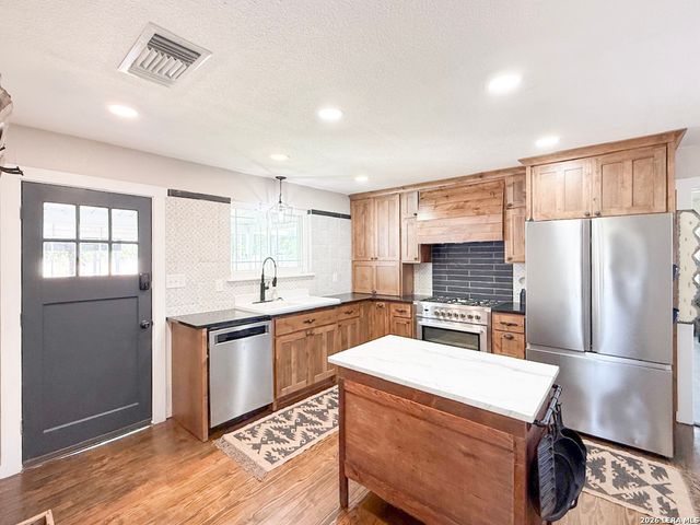 901 ZIG ZAG AVE, Devine, TX 78016