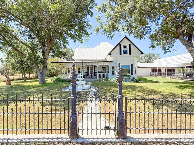901 ZIG ZAG AVE, Devine, TX 78016