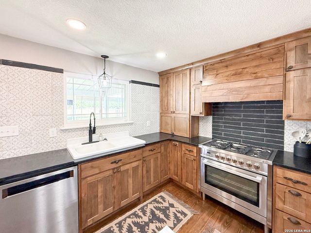 901 ZIG ZAG AVE, Devine, TX 78016