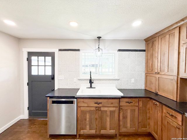 901 ZIG ZAG AVE, Devine, TX 78016
