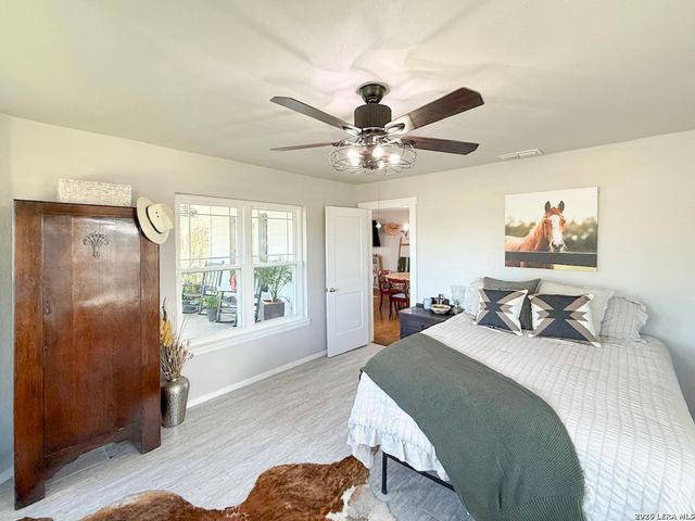 901 ZIG ZAG AVE, Devine, TX 78016