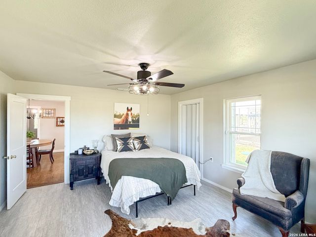 901 ZIG ZAG AVE, Devine, TX 78016