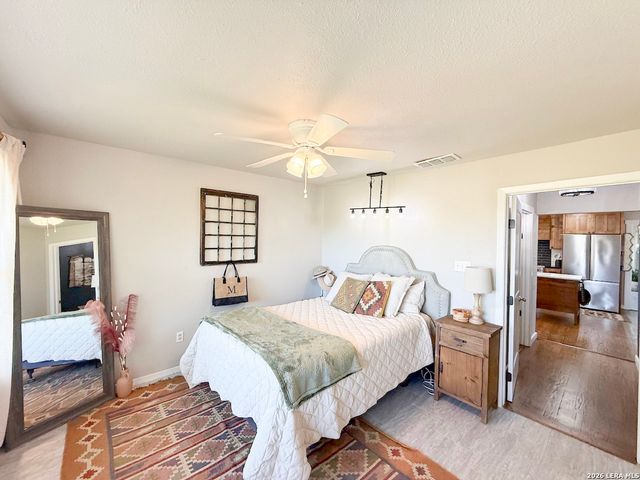 901 ZIG ZAG AVE, Devine, TX 78016