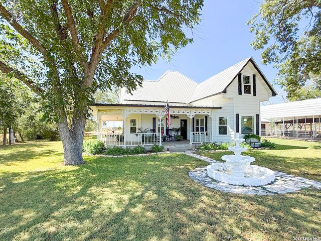 901 ZIG ZAG AVE, Devine, TX 78016