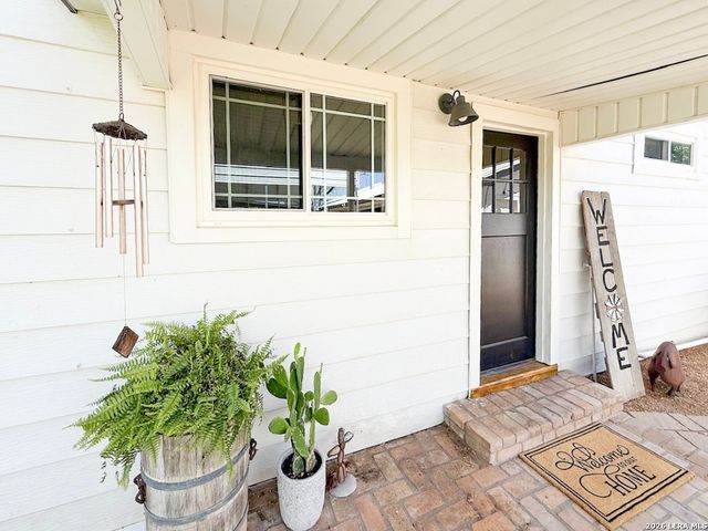 901 ZIG ZAG AVE, Devine, TX 78016