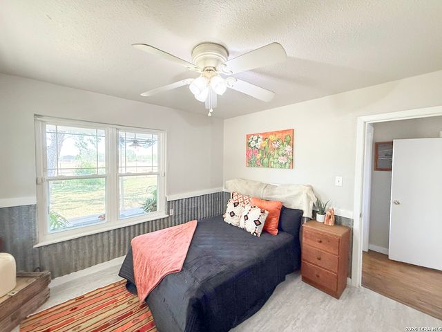 901 ZIG ZAG AVE, Devine, TX 78016