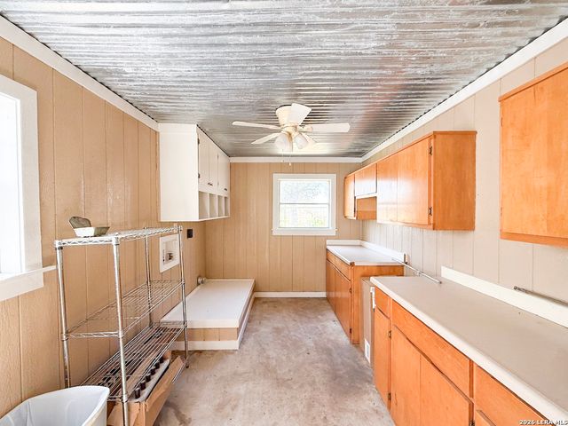 901 ZIG ZAG AVE, Devine, TX 78016