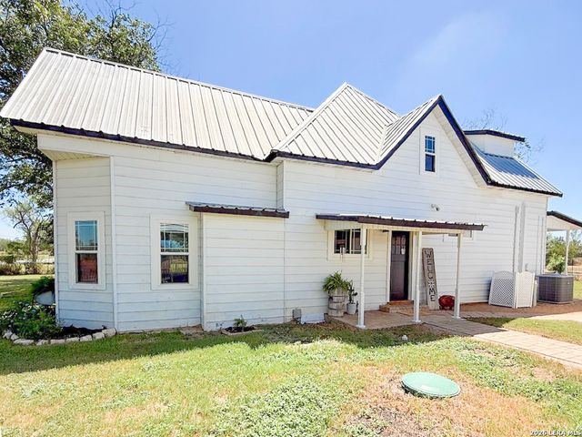 901 ZIG ZAG AVE, Devine, TX 78016