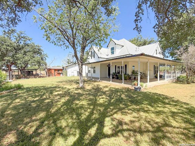 901 ZIG ZAG AVE, Devine, TX 78016