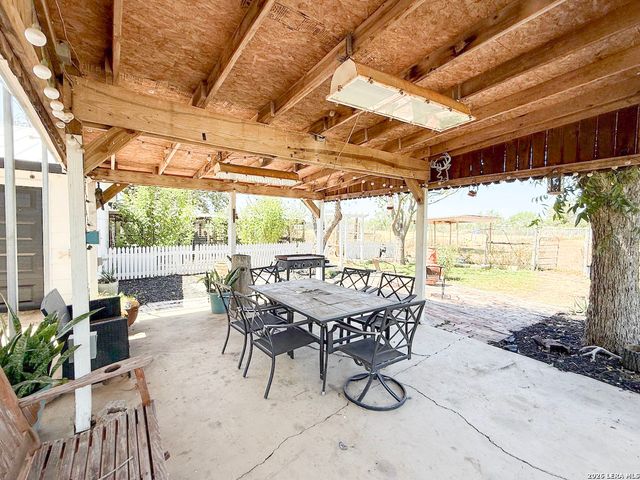 901 ZIG ZAG AVE, Devine, TX 78016