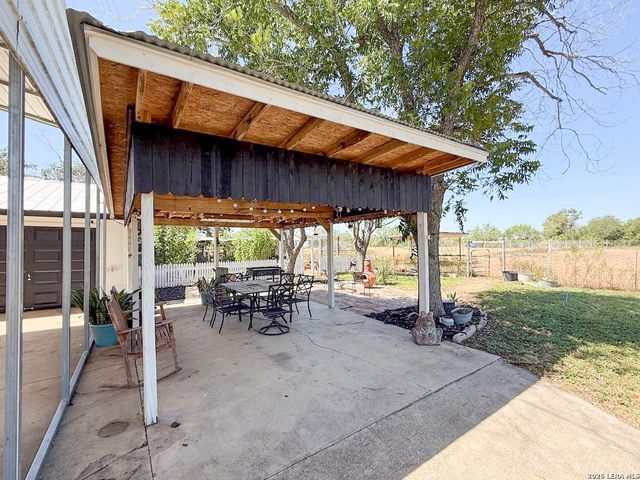 901 ZIG ZAG AVE, Devine, TX 78016