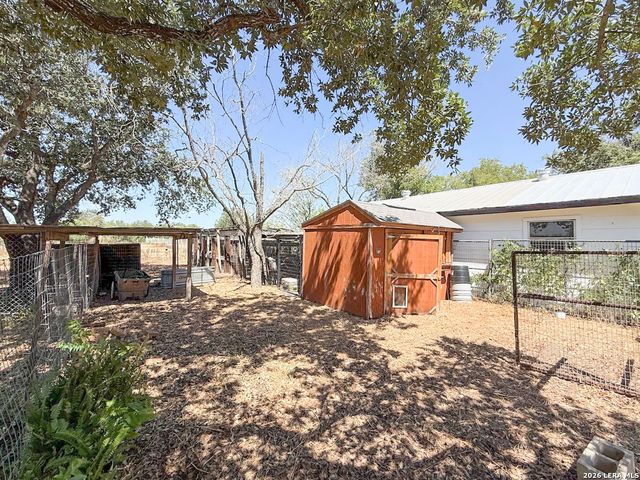 901 ZIG ZAG AVE, Devine, TX 78016