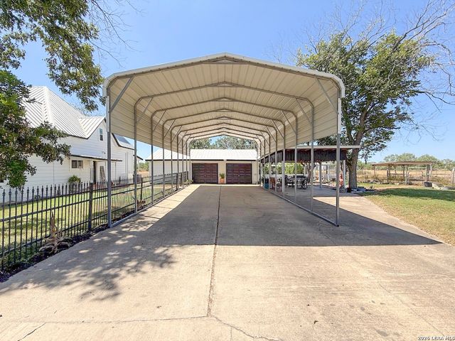 901 ZIG ZAG AVE, Devine, TX 78016