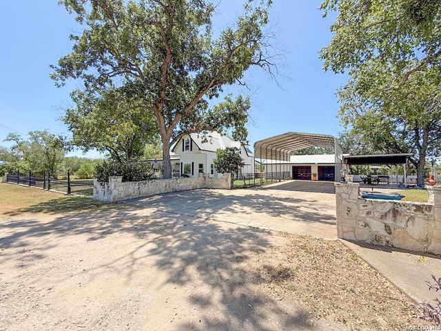 901 ZIG ZAG AVE, Devine, TX 78016