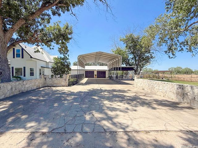 901 ZIG ZAG AVE, Devine, TX 78016