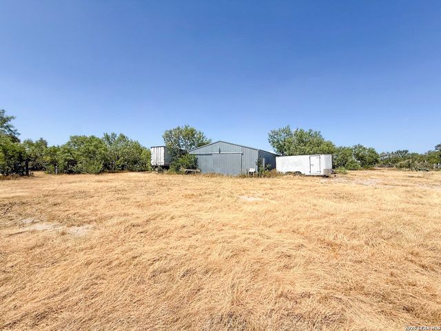 901 ZIG ZAG AVE, Devine, TX 78016