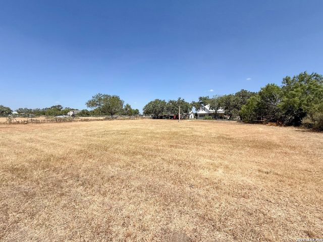 901 ZIG ZAG AVE, Devine, TX 78016