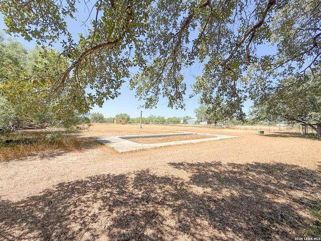 901 ZIG ZAG AVE, Devine, TX 78016