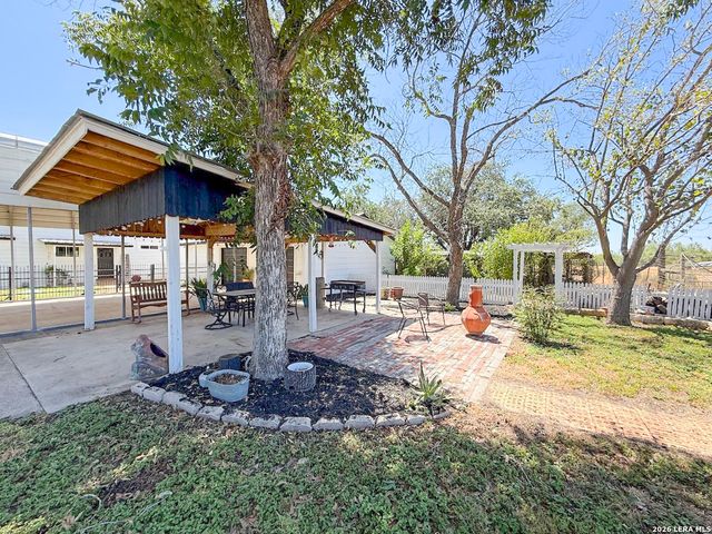 901 ZIG ZAG AVE, Devine, TX 78016