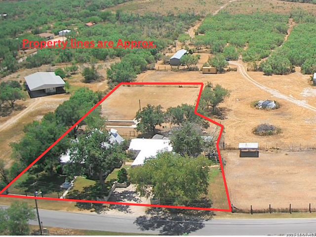 901 ZIG ZAG AVE, Devine, TX 78016
