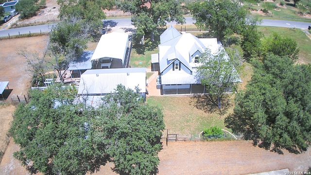 901 ZIG ZAG AVE, Devine, TX 78016