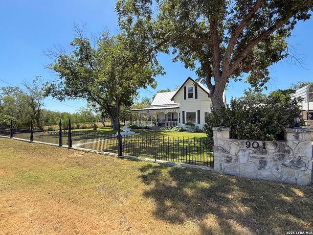 901 ZIG ZAG AVE, Devine, TX 78016