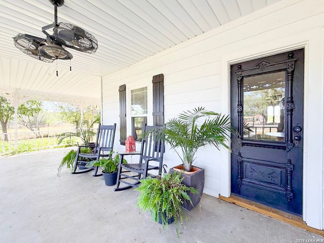 901 ZIG ZAG AVE, Devine, TX 78016