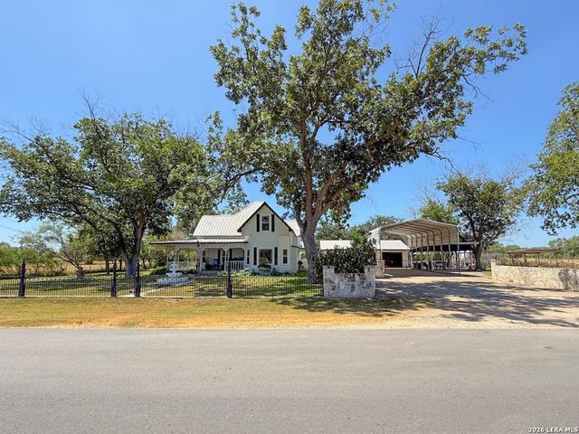 901 ZIG ZAG AVE, Devine, TX 78016