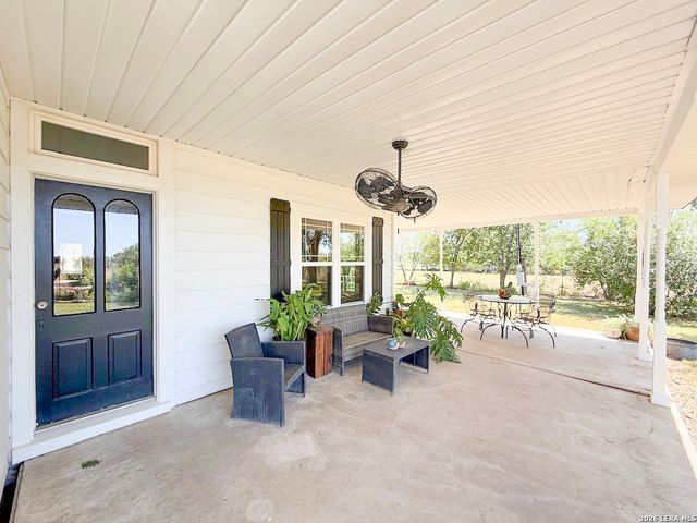 901 ZIG ZAG AVE, Devine, TX 78016