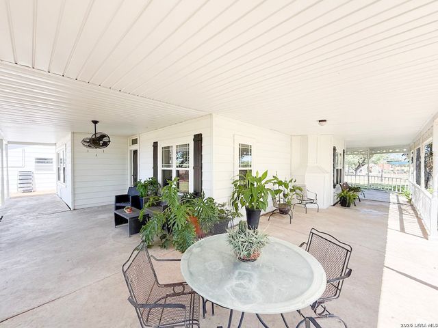 901 ZIG ZAG AVE, Devine, TX 78016